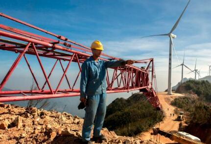 價值百萬風(fēng)力發(fā)電葉片，被河南村民當(dāng)蹺蹺板：一片上站20多人