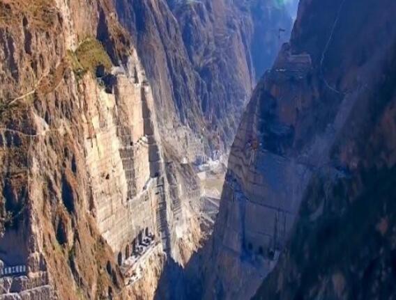 為建烏東德水電站，在峽谷底部挖90米深洞穴，用來干嘛的？