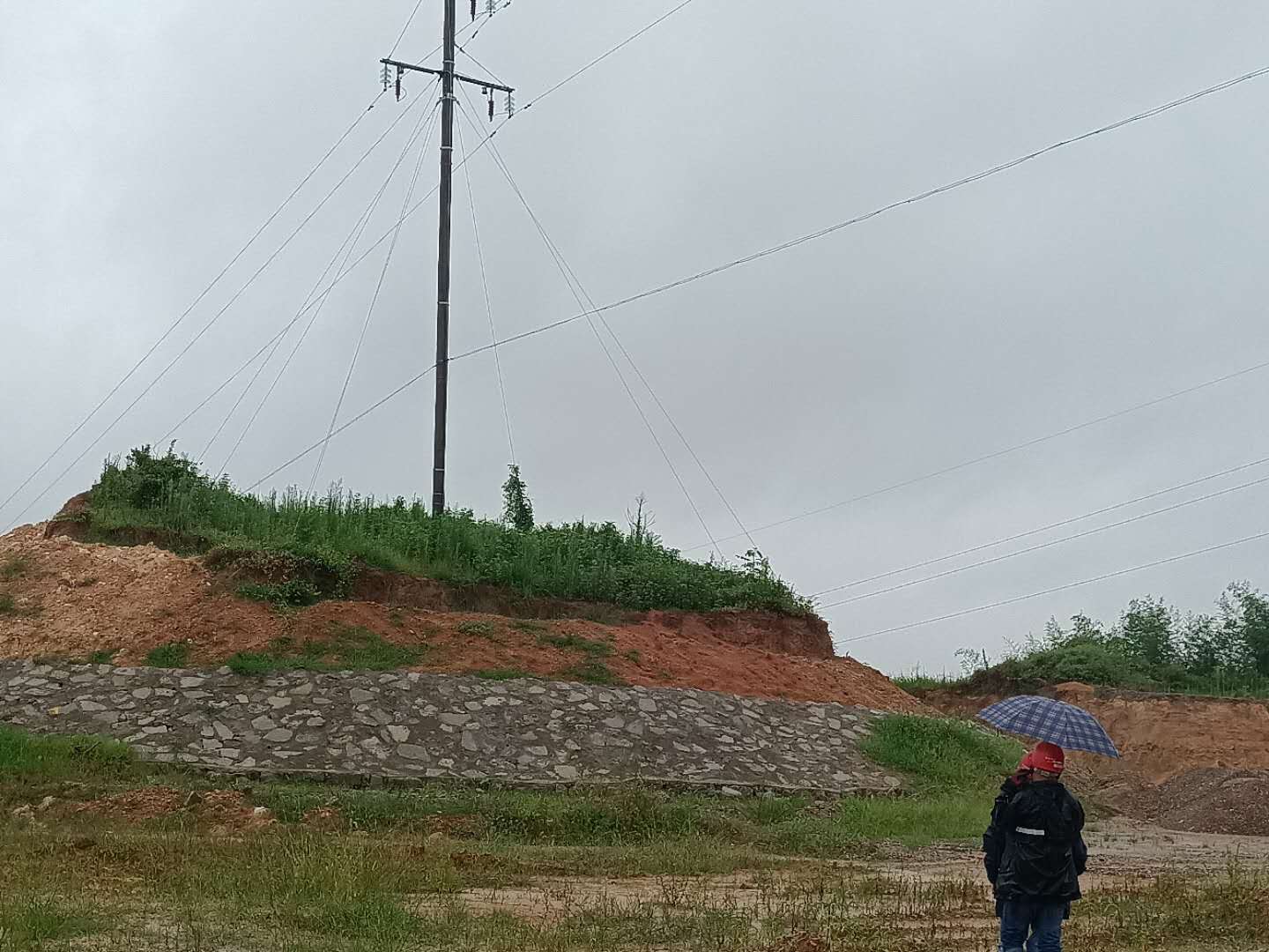 國(guó)網(wǎng)南城縣供電公司開展35千伏輸電線路防汛特巡工作