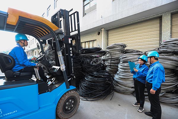 國網(wǎng)寧?？h供電公司：下基層強(qiáng)服務(wù)，提質(zhì)增效駛?cè)搿翱燔嚒钡? width=