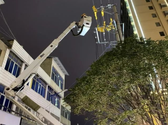 云南電網陸良供電局城區(qū)供電所冬夜搶修，杜絕用電隱患