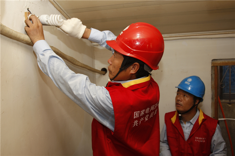 國網(wǎng)象山縣供電公司紅船服務(wù)進社區(qū)，把牢冬季安全用電關(guān)