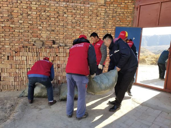 國網(wǎng)青海黃化化隆縣供電公司：節(jié)前“祝?！迸诵? width=