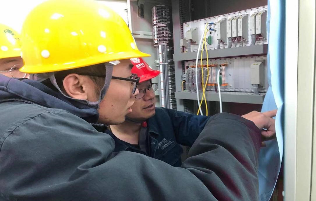 國(guó)網(wǎng)平?jīng)龉╇姡荷钊敫脑飕F(xiàn)場(chǎng)，力促青工成長(zhǎng)