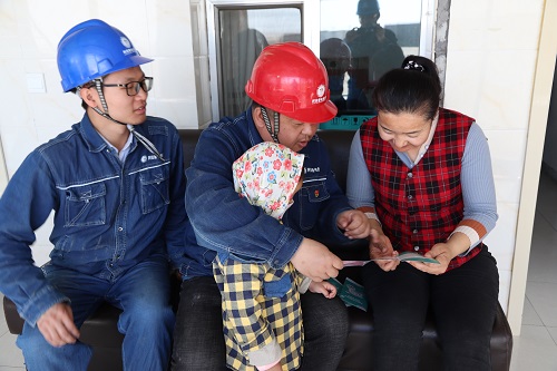 阿拉善電業(yè)局電力宣傳進(jìn)家門，客戶服務(wù)零距離