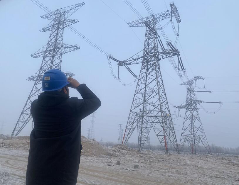 內(nèi)蒙古烏海超高壓供電公司防污除閃，寒冬堅(jiān)守一線