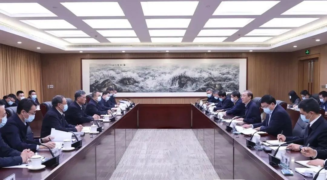 辛保安、張智剛與新疆維吾爾自治區(qū)、新疆生產(chǎn)建設(shè)兵團(tuán)領(lǐng)導(dǎo)會(huì)談