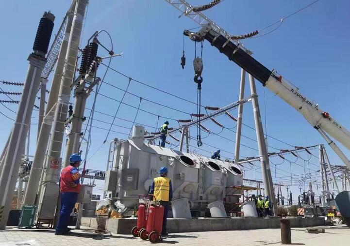 吊罩成功！主變大修工程為“綠色電”保駕護航