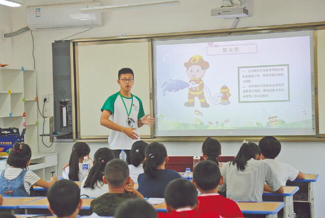 郝明?。簬椭嗳?傳遞更多溫暖