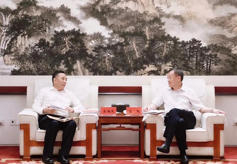 宋海良孫洪水與中國(guó)融通集團(tuán)董事長(zhǎng)溫剛、總經(jīng)理馬正武座談