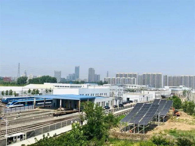 全國(guó)首個(gè)！英利集團(tuán)“光伏+鐵路”示范項(xiàng)目順利并網(wǎng)
