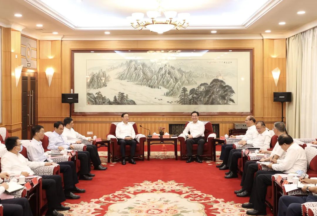 國(guó)家電網(wǎng)董事長(zhǎng)、黨組書(shū)記辛保安與青海省委書(shū)記信長(zhǎng)星、省長(zhǎng)吳曉軍會(huì)談