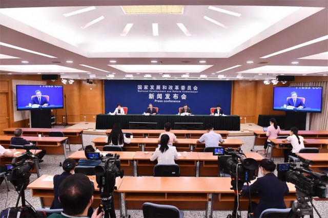 發(fā)改委：我國新能源產(chǎn)業(yè)全球領(lǐng)先，為全球市場提供超過70%的光伏組件