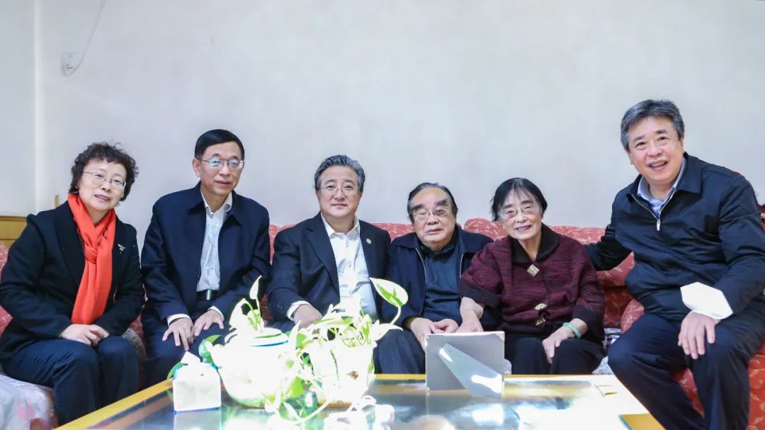 余劍鋒春節(jié)前夕看望慰問核工業(yè)老領(lǐng)導(dǎo)蔣心雄、陳肇博