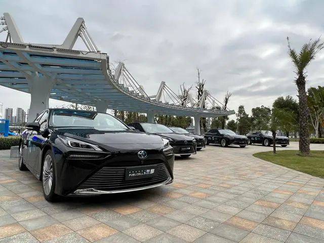 全國首個(gè)氫燃料電池轎車全場景規(guī)?；痉哆\(yùn)營項(xiàng)目正式啟動(dòng)