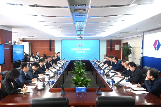 中國電建黨委書記、董事長丁焰章與中國誠通集團黨委書記、董事長朱碧新會談