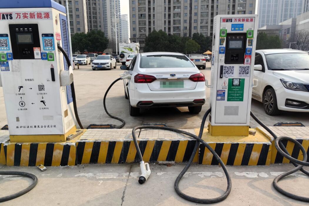 新能源車充電槍被扔積水中，對“城市家電”需多加愛護(hù)