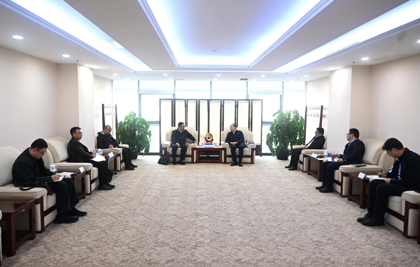 中國電建黨委常委、副總經(jīng)理徐鵬程與西藏開發(fā)投資集團(tuán)黨委書記、董事長祁騰武會談