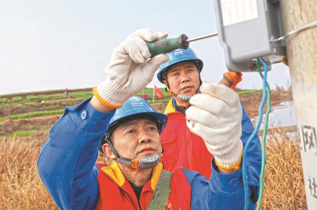 四川通江護(hù)航春灌用電，60支服務(wù)隊奔走田間