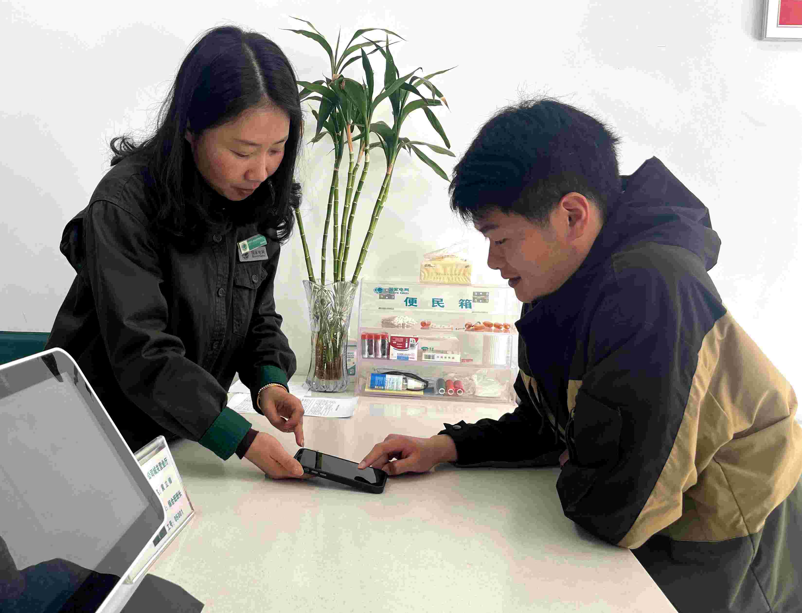 國(guó)網(wǎng)羅山縣供電公司：“即時(shí)辦結(jié)”實(shí)現(xiàn)低壓銷(xiāo)戶退費(fèi)“零等待”