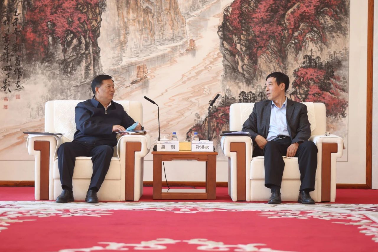 中國能建黨委副書記、總經(jīng)理孫洪水與青海省人大常委會副主任、海南州委書記呂剛座談