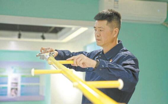 國網(wǎng)工匠蔡江河：練好帶電作業(yè)絕活 帶出技術人才隊伍