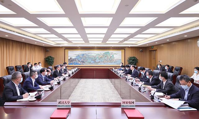 國家電網(wǎng)董事長辛保安、總經(jīng)理張智剛與武漢大學(xué)黨委書記黃泰巖、校長張平文會談