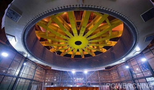 黃河上游在建海拔最高、裝機(jī)容量最大的水電站首臺機(jī)組定子順利吊裝