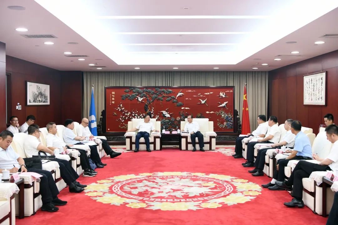 江毅與廣西壯族自治區(qū)人民政府黨組成員、國資委黨委書記秦如培舉行會談