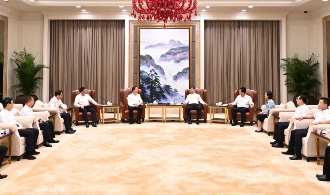 國家電網(wǎng)公司董事長、黨組書辛保安與福建省委書記周祖翼、省長趙龍會談