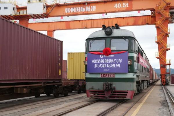 國產(chǎn)新能源汽車，坐火車“出?！?