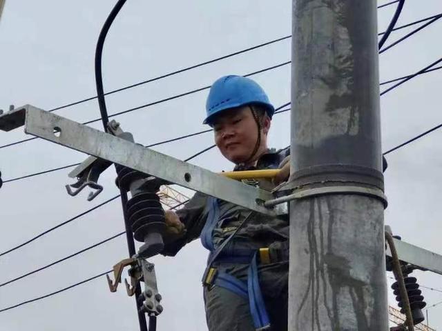 國網樟樹市供電公司電力配變新裝助推企業(yè)發(fā)展