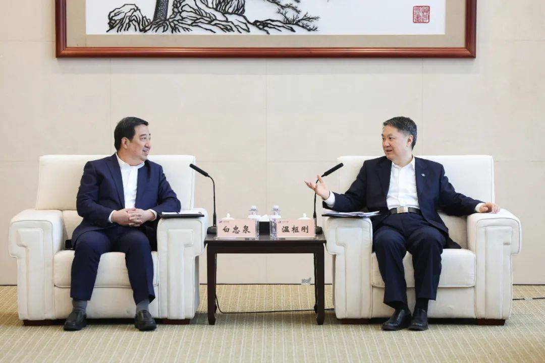 中國電氣裝備董事長白忠泉、總經(jīng)理周群拜訪中國華能董事長溫樞剛