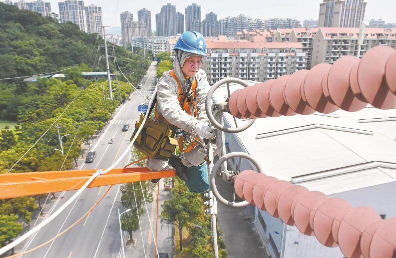 帶電作業(yè)領(lǐng)域的“創(chuàng)新達(dá)人”——記“國(guó)網(wǎng)楷?！瘪T振波