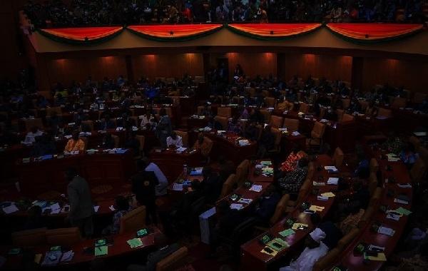 英媒：加納議會(huì)欠電費(fèi)，電力公司拉閘打斷國情咨文