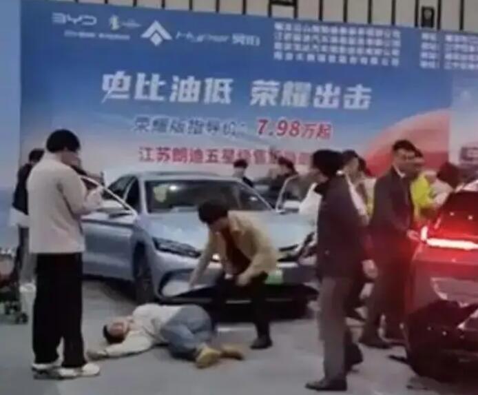 突然啟動(dòng)!參展車撞傷5人，車企最新回應(yīng)