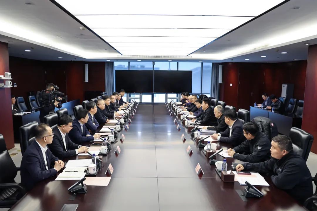 華電集團黨組副書記、總經理葉向東與北京市副市長高朋舉行會談