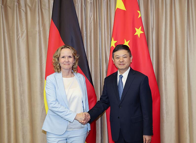 生態(tài)環(huán)境部部長黃潤秋會見德國聯(lián)邦環(huán)境、自然保護(hù)、核安全與消費(fèi)者保護(hù)部長萊姆克