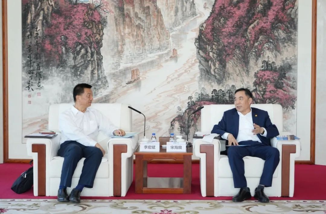 中國能建黨委書記、董事長宋海良與新疆住建廳黨組書記、副廳長李宏斌會談