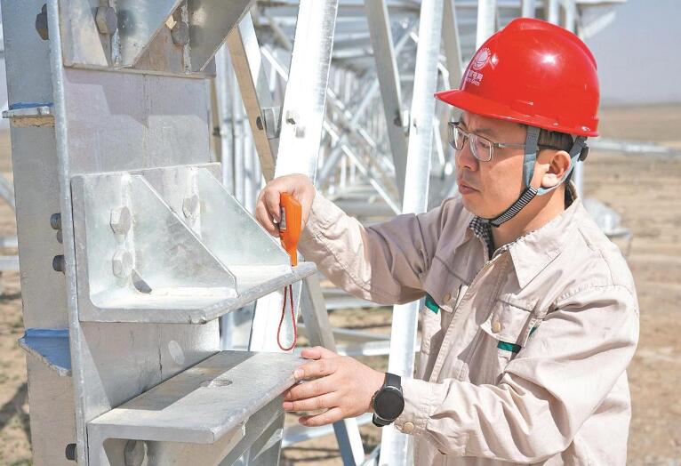 李?。涸痪€建電網(wǎng) 當(dāng)好工程“大管家”