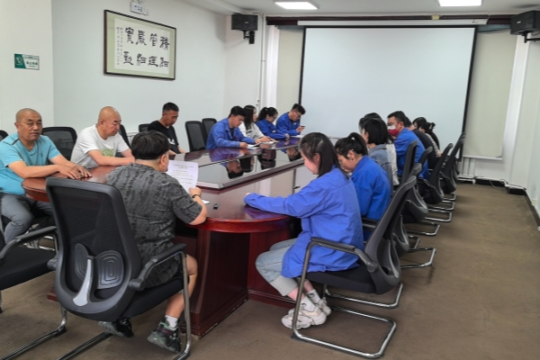 烏海千里山供電公司：加強(qiáng)理論學(xué)習(xí)，風(fēng)清氣正過節(jié)