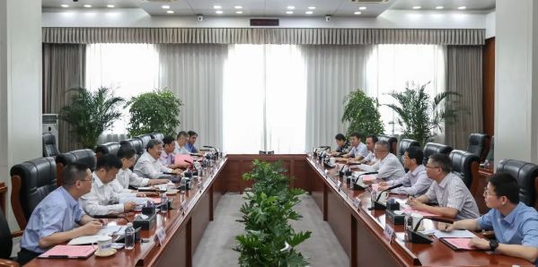 中核集團(tuán)黨組書記、董事長余劍鋒會見山東大學(xué)黨委書記任友群一行