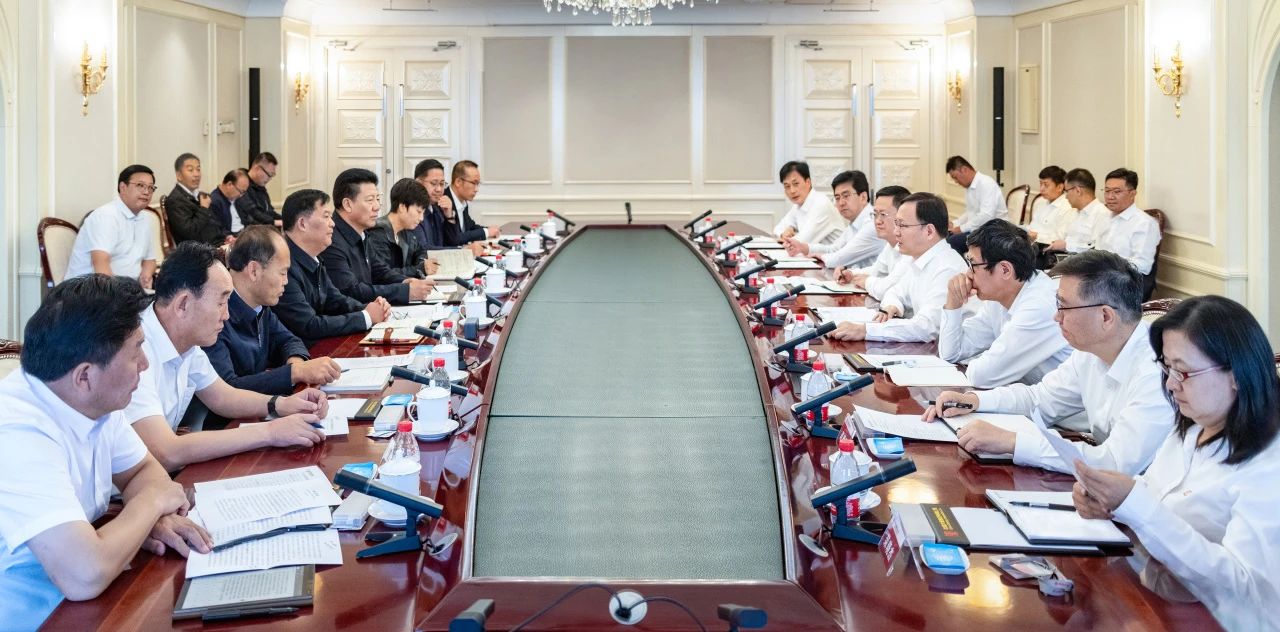 大唐集團(tuán)總經(jīng)理、黨組副書記張傳江與青海省海南州委書記呂剛、州長(zhǎng)尕瑪朋措會(huì)談