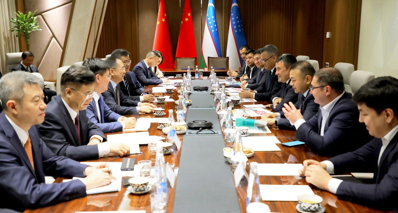 大唐集團(tuán)有限公司黨組書記、董事長(zhǎng)鄒磊與烏茲別克斯坦總理阿里波夫會(huì)談