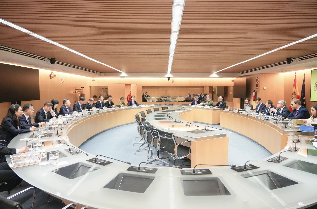 中國能建黨委書記、董事長宋海良與西班牙工業(yè)和旅游大臣霍爾迪·埃雷烏會談