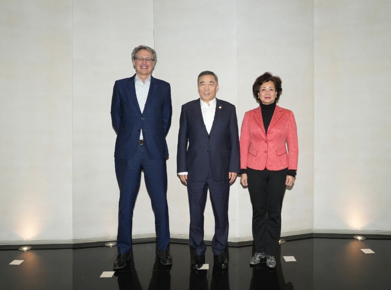 中國能建黨委書記、董事長宋海良與西班牙中國會創(chuàng)始會長陳弘夫婦會談