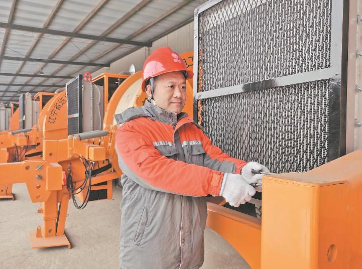 【國網(wǎng)特等勞模】陳震:創(chuàng)新攻堅(jiān)步履不停 破解電網(wǎng)施工難題