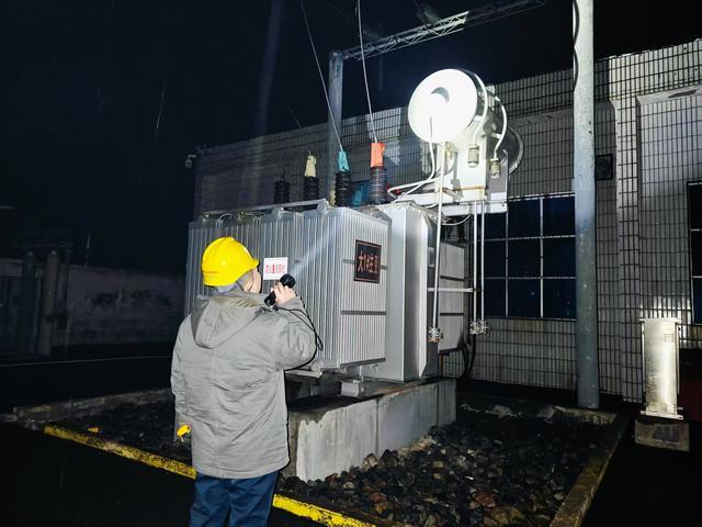 國(guó)網(wǎng)偃師供電公司全力應(yīng)對(duì)風(fēng)雪，確保供電穩(wěn)定