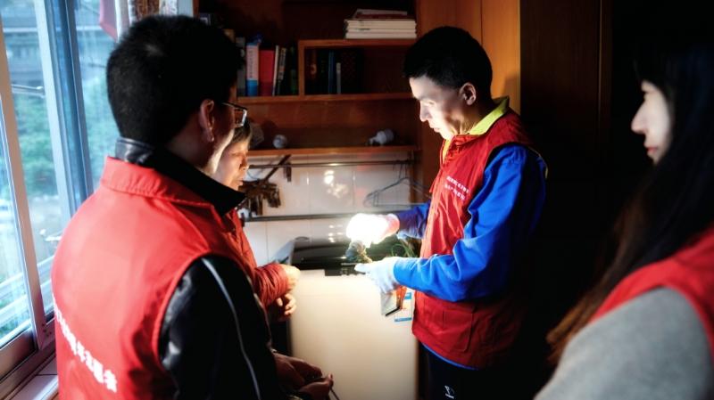 國(guó)網(wǎng)浙江物資公司電力青年主動(dòng)上門服務(wù)，“電暖”千萬(wàn)家