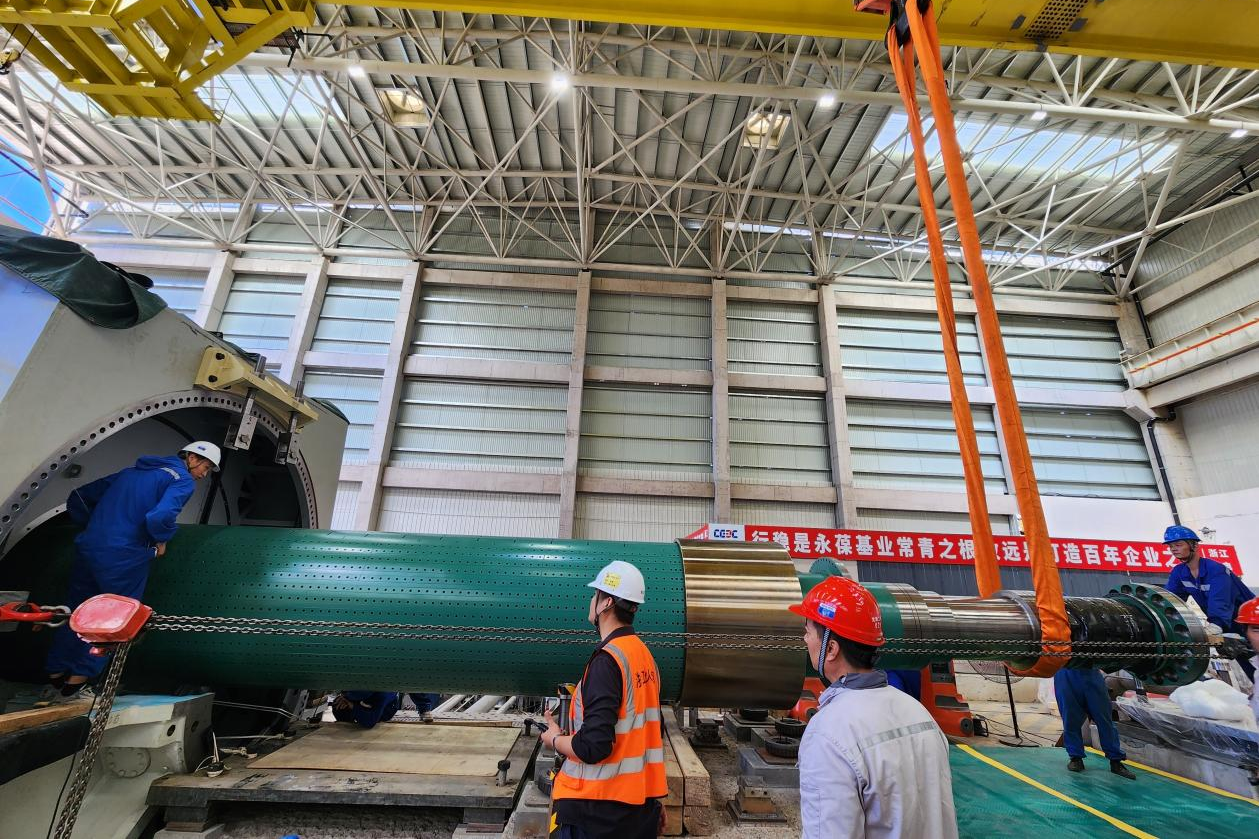 國內(nèi)在建最大燃?xì)怆姀S發(fā)電機轉(zhuǎn)子穿裝成功